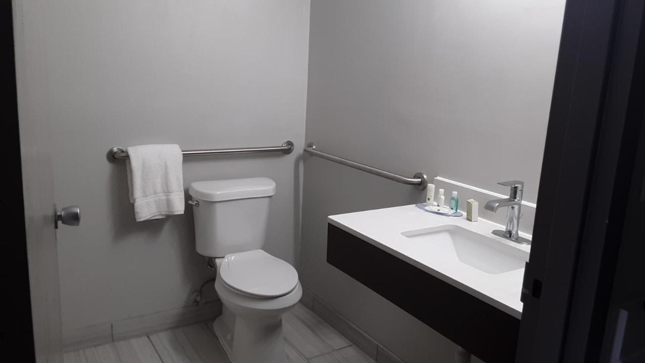 Quality Inn Бристъл Екстериор снимка